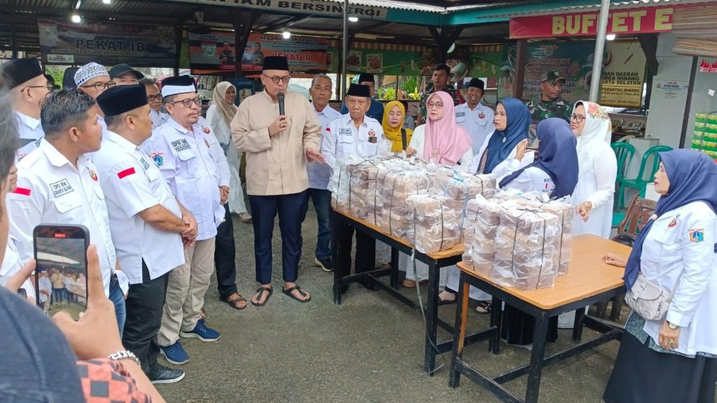 Ketua Dewan Pimpinan Wilayah (DPW) Ikatan Keluarga Minang (IKM) Jakarta, Braditi Moulevey Rajo Mudo, memimpin pembagian lebih dari seribu paket takjil kepada warga di wilayah Jakarta Selatan pada Jumat (14/3/2025) usai pulang dari ibadah umrah. (Foto: Dok. IKM)